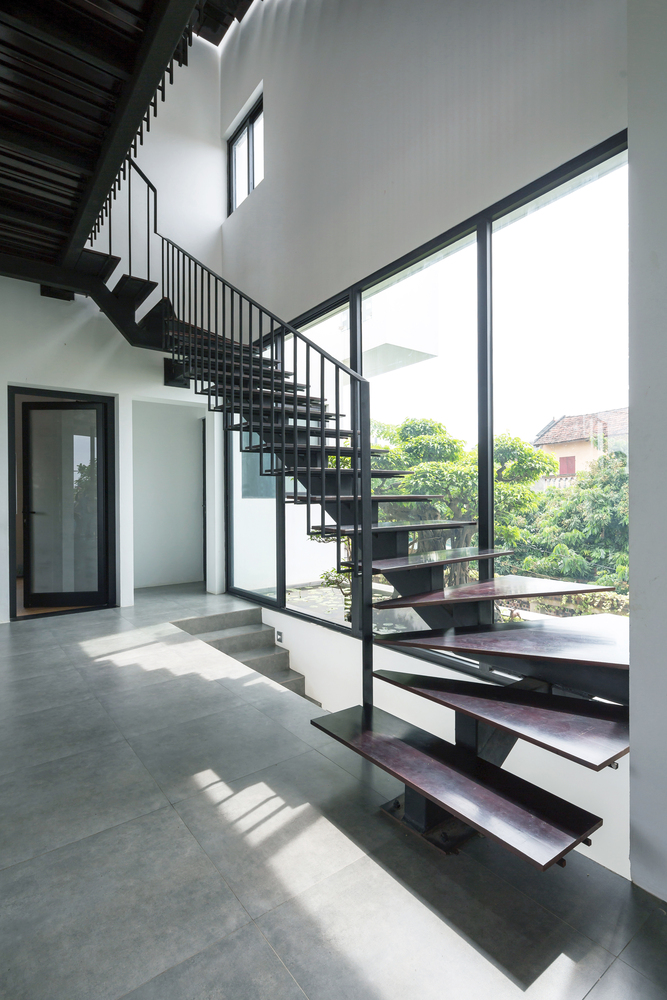 cận cảnh cầu thang t&ocirc;ng m&agrave;u n&acirc;u sẫm