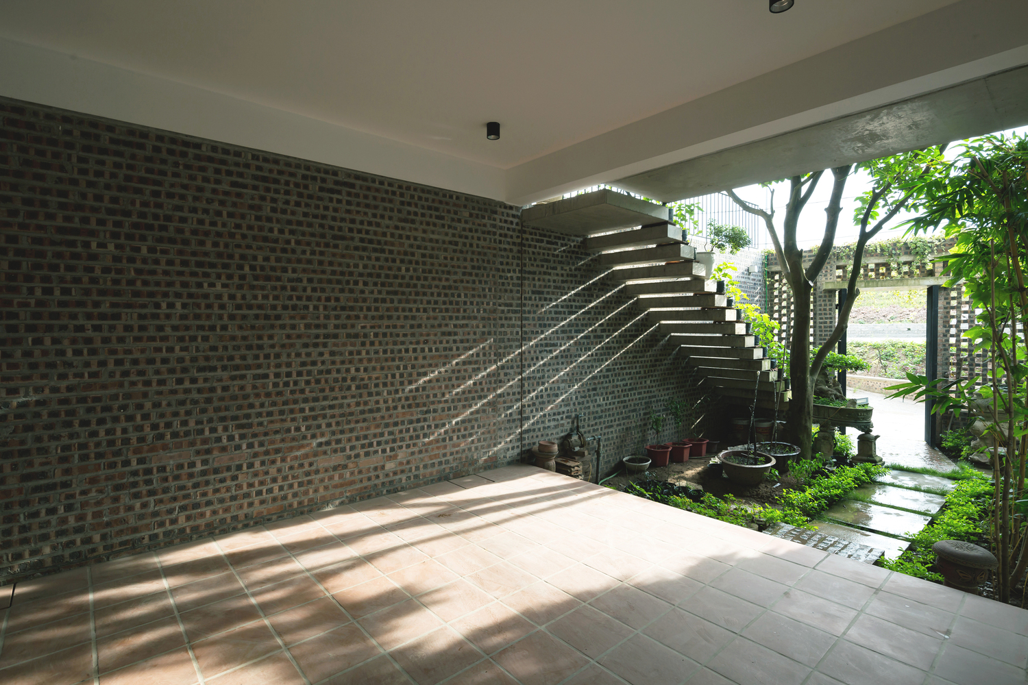 Sảnh v&agrave;o rộng tho&aacute;ng với tường gạch trần ấn tượng