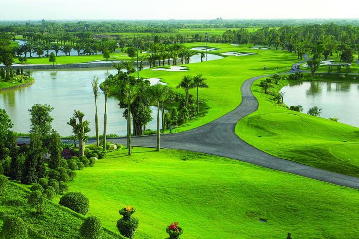 s&acirc;n golf c&oacute; c&acirc;y cối hồ nước