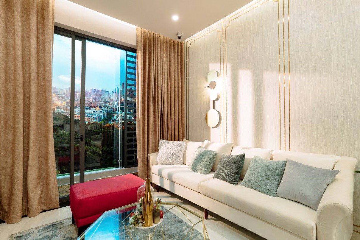 ph&ograve;ng kh&aacute;ch c&oacute; sofa, r&egrave;m, b&ecirc;n cạnh l&agrave; ban c&ocirc;ng