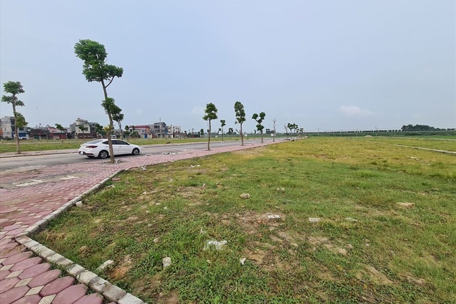 khu đất trống cạnh đường đi c&oacute; &ocirc; t&ocirc; đang đỗ