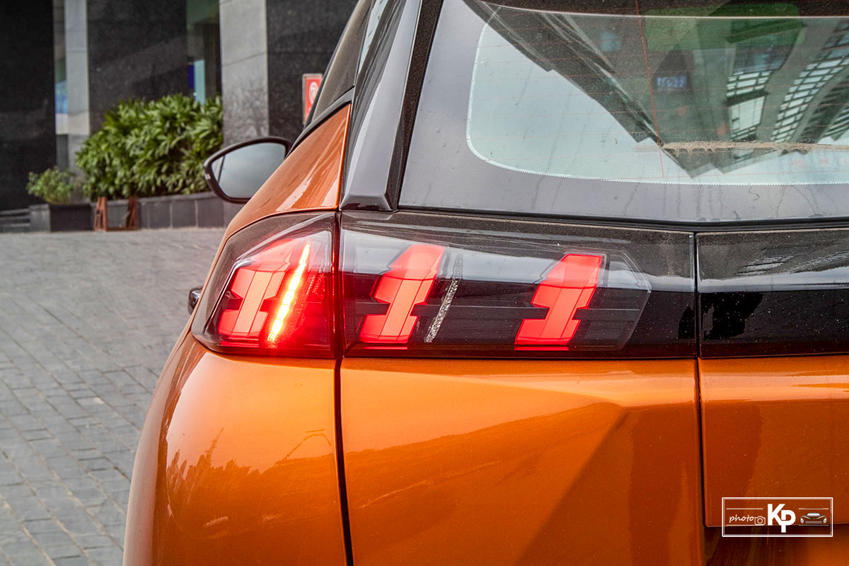 Ảnh Đ&egrave;n hậu xe Peugeot 2008 2021