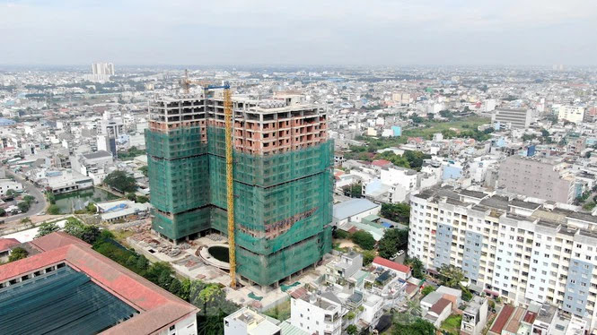 tòa nhà cao tầng đang xây dựng trong thành phố