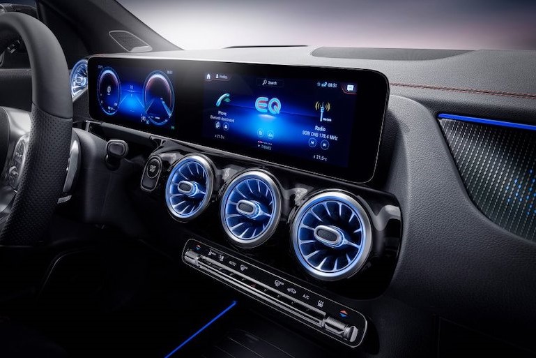 Khoang n&ocirc;̣i th&acirc;́t là nơi mang lại sự b&acirc;́t ngờ nh&acirc;́t với màn hình&nbsp;OLED cỡ lớn 1