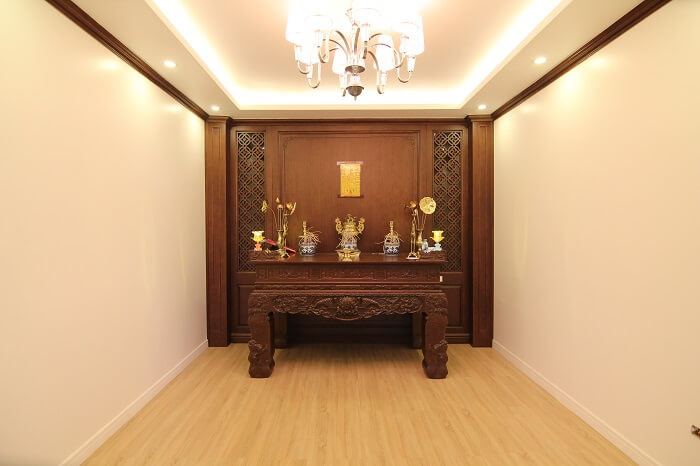 Ph&ograve;ng thờ được thiết kế v&agrave; b&agrave;i tr&iacute; với bảng m&agrave;u ấm &aacute;p, đảm bảo t&iacute;nh t&ocirc;n nghi&ecirc;m cần c&oacute;.