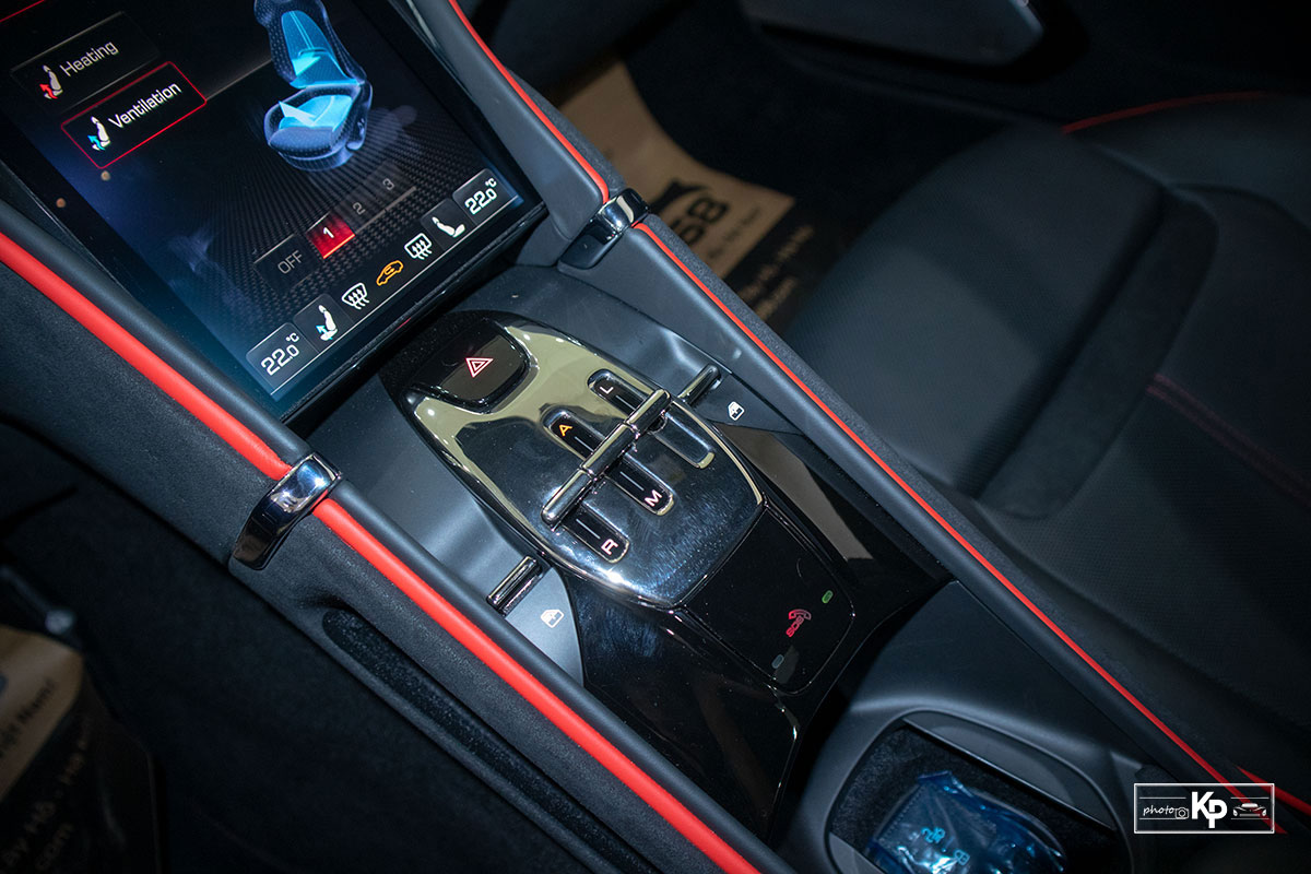 Cận cảnh xe Ferrari Roma màu đỏ Rosso "độc nhất" Việt Nam a24