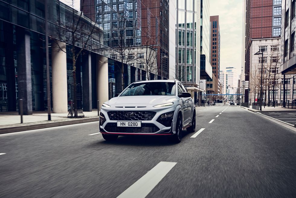 Hyundai Kona N 2022 ra mắt kèm theo tính năng tăng công suất khi cần.