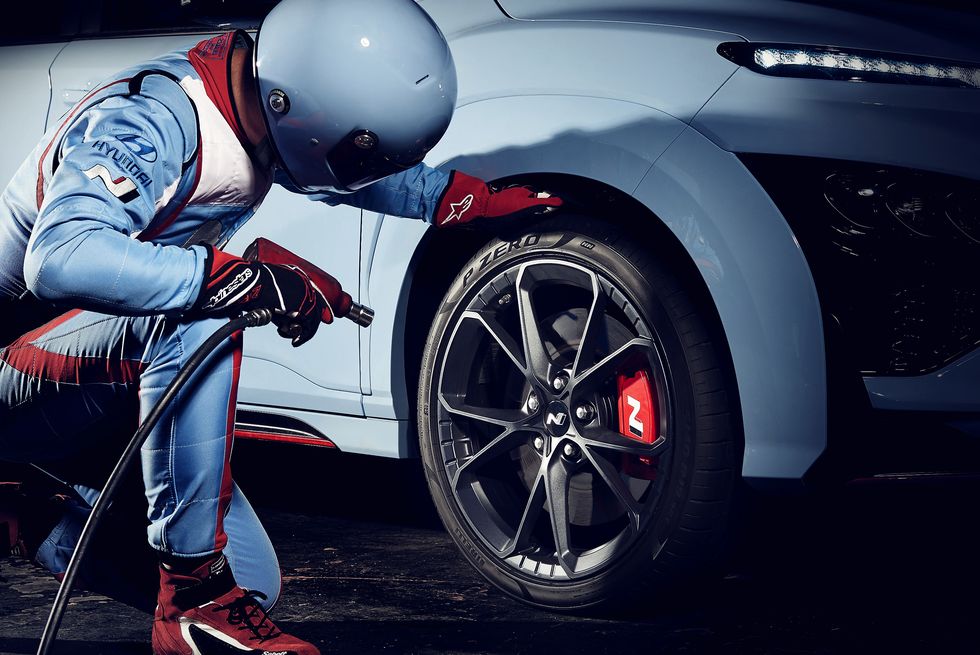 Hyundai Kona N 2022 sẵn sàng lăn bánh trên trường đua.