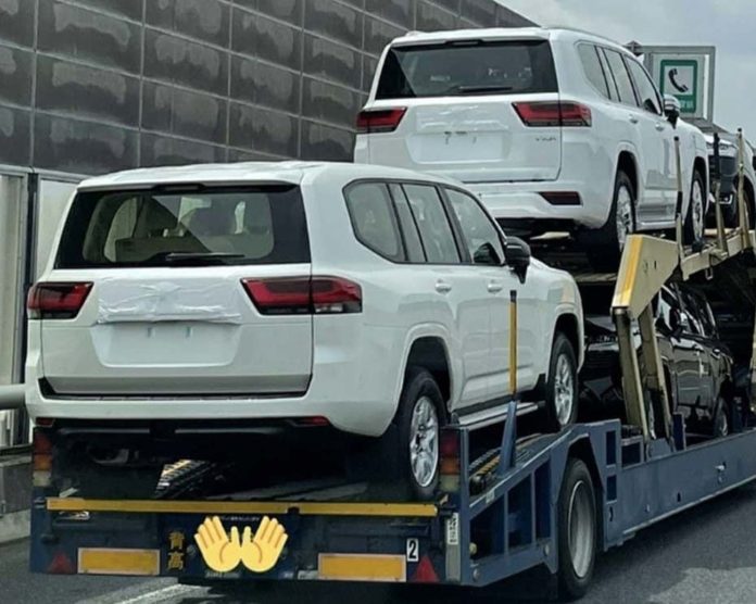 Toyota Land Cruiser có cả bản động cơ dầu kèm theo động cơ xăng truyền thống.