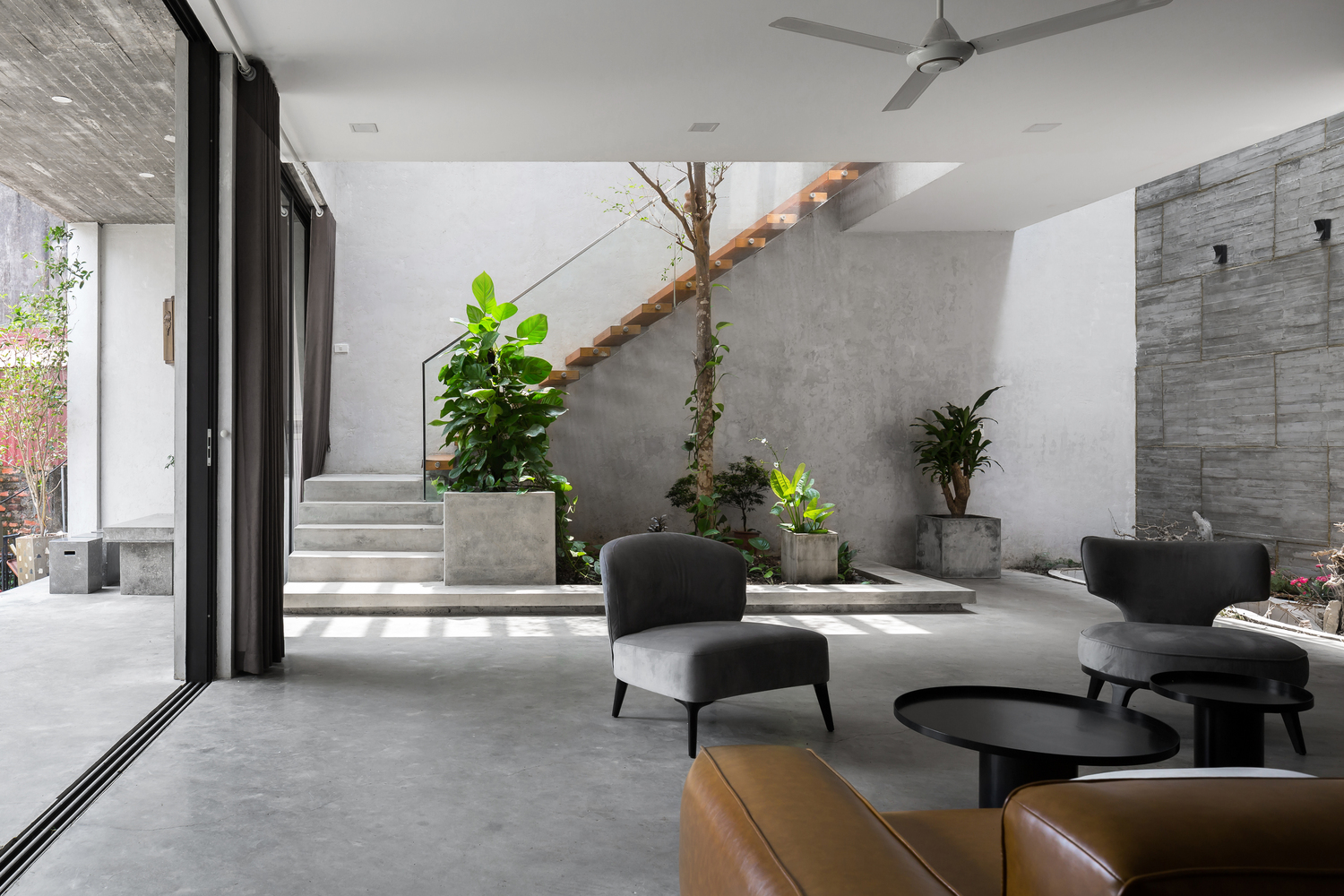phòng khách cạnh cầu thang, giếng trời