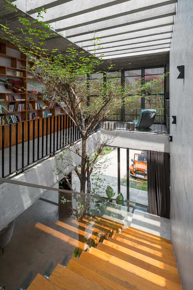 cận cảnh bậc thang gỗ trong nh&agrave; phố 2 tầng