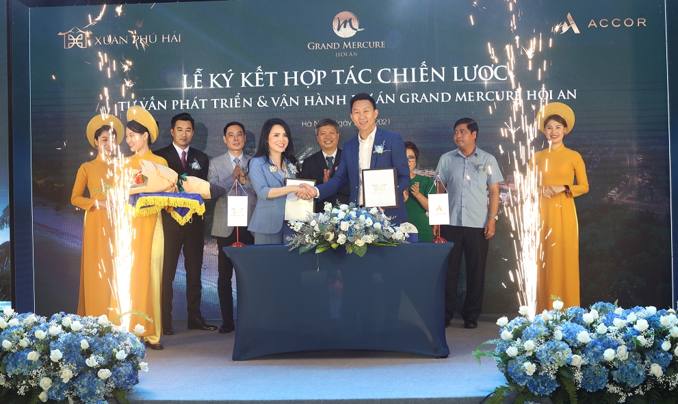 nhiều người đang đứng trên sân khấu