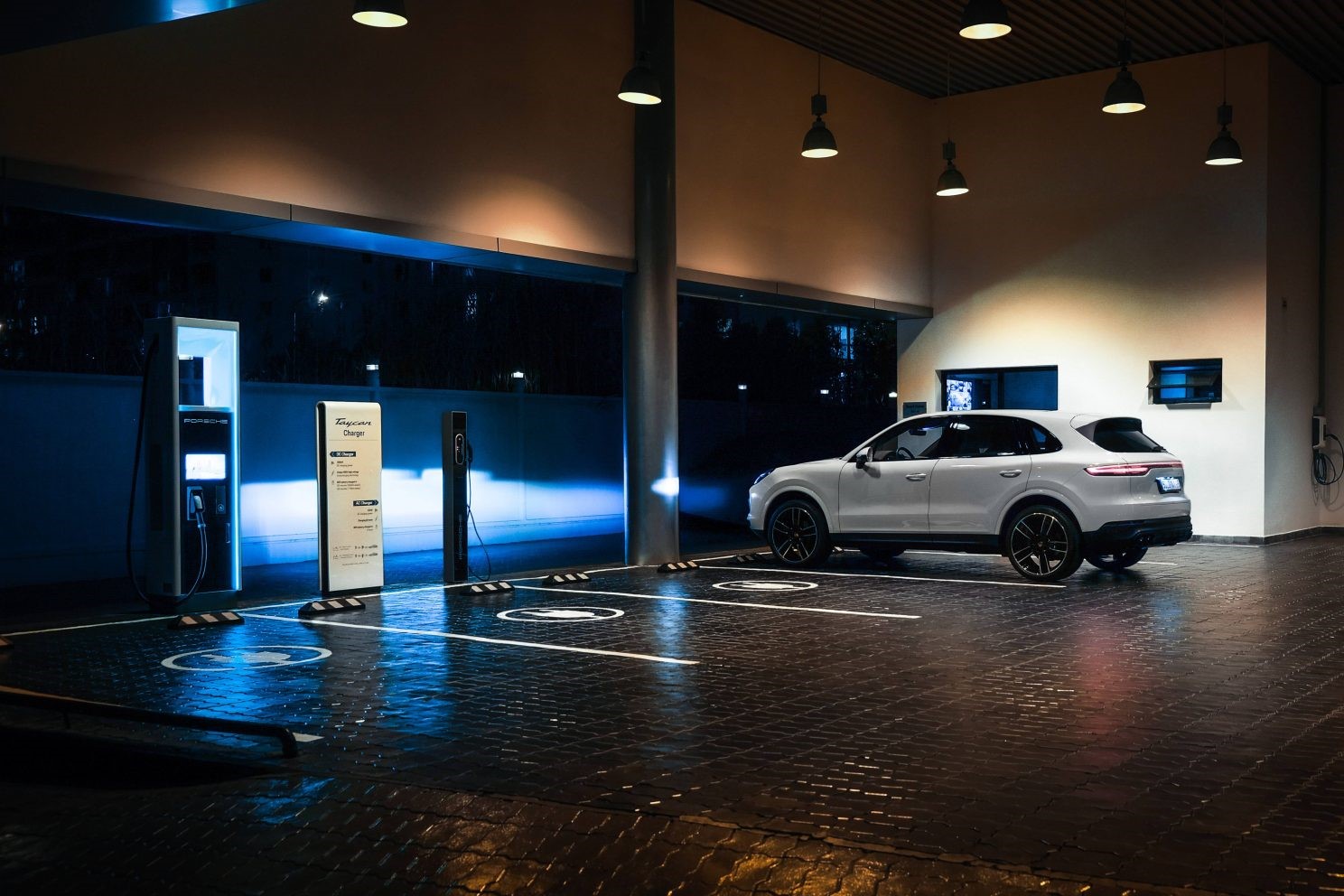 Porsche đã rót tiền xây dựng các trạm sạc công suất cao tại Hà Nội và TP.HCM. 1
