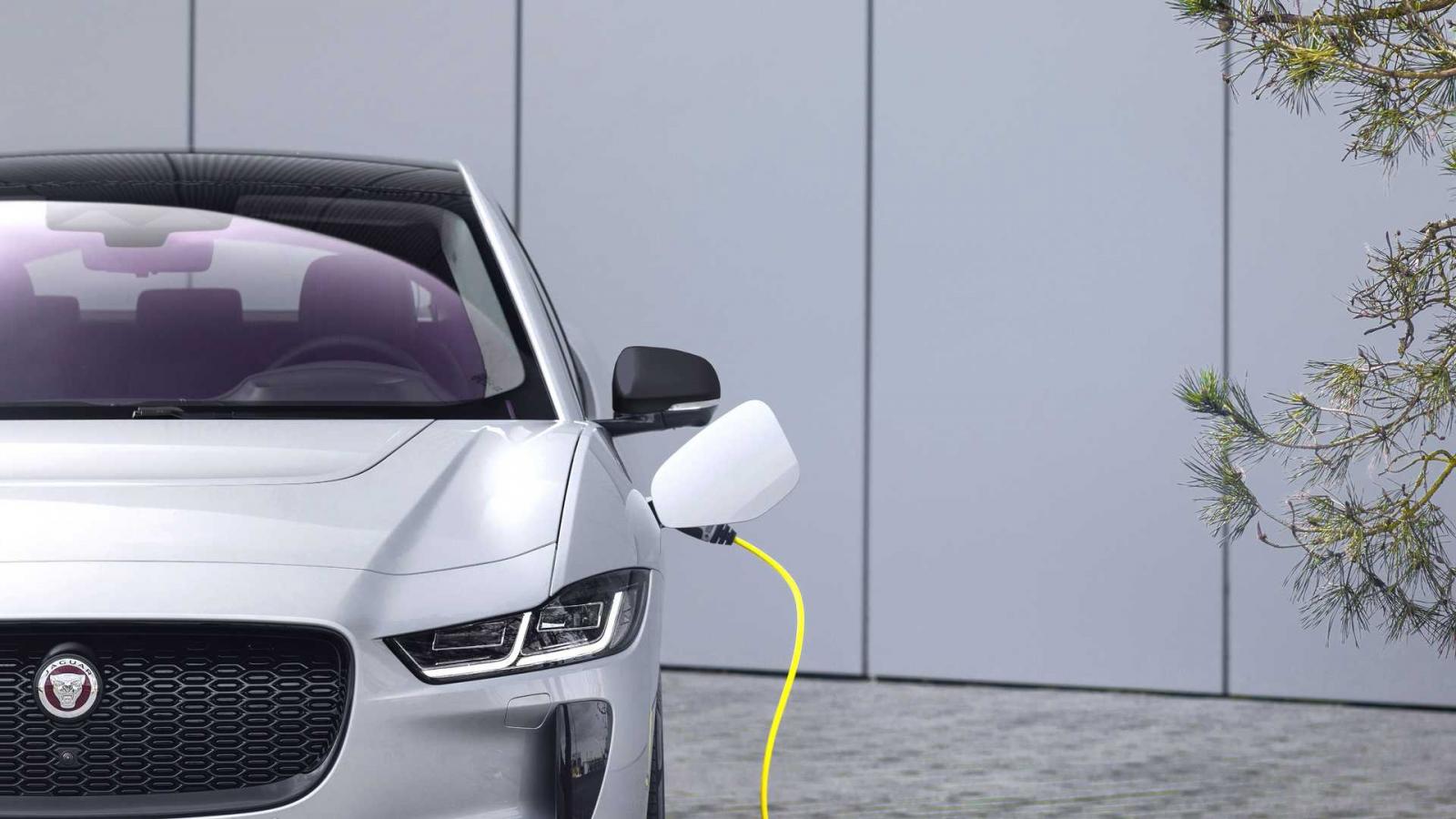 SUV Jaguar I-PACE đ&uacute;ng chuẩn xanh, sạch, đẹp.