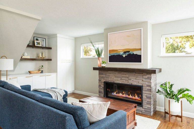 h&igrave;nh ảnh ph&ograve;ng kh&aacute;ch m&agrave;u be, l&ograve; sưởi, ghế sofa m&agrave;u xanh