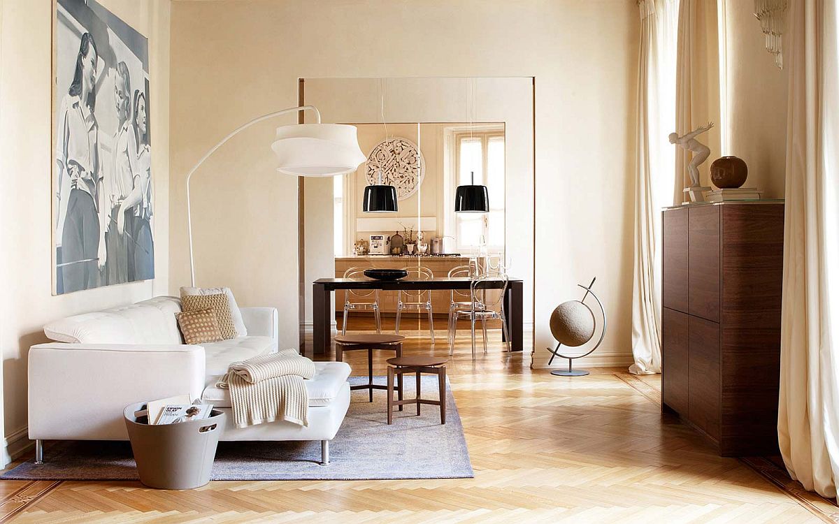 Ghế sofa v&agrave; đ&egrave;n s&agrave;n m&agrave;u trắng tinh kh&ocirc;i nổi bật tr&ecirc;n nền n&acirc;u gỗ s&aacute;ng mang đến vẻ ấm &aacute;p, sang trọng cho kh&ocirc;ng gian ph&ograve;ng kh&aacute;ch.