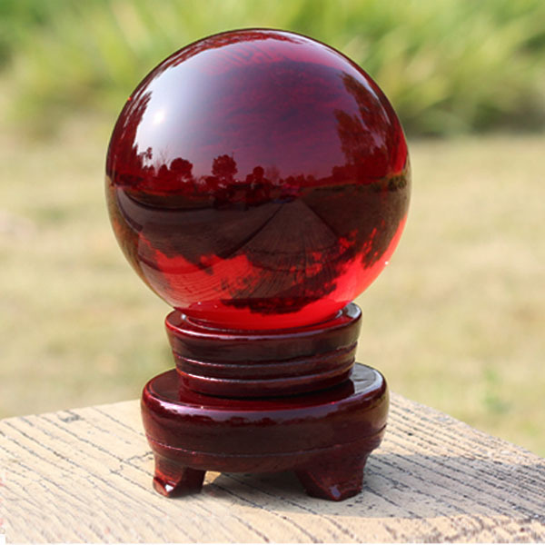 Quả cầu phong thủy m&agrave;u đỏ đặt tr&ecirc;n b&agrave;n l&agrave;m việc sẽ mang lại nhiều may mắn, thuận lợi cho chủ nh&acirc;n mệnh Hỏa.