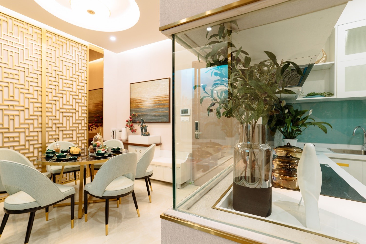 khu bàn ăn và bếp trong căn hộ chung cư