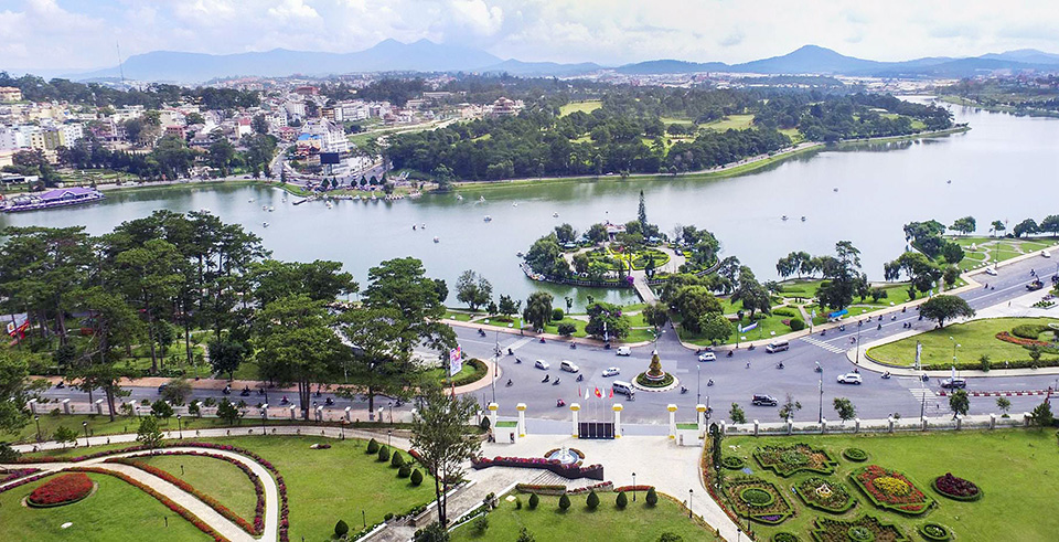 một g&oacute;c th&agrave;nh phố c&oacute; hồ nước, c&acirc;y xanh