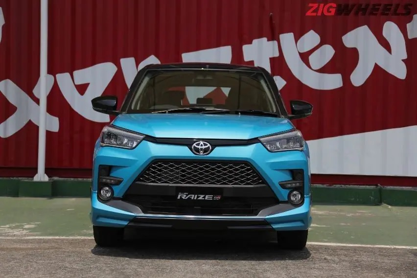 SUV giá rẻ Toyota Raize có cả bản số sàn và CVT.