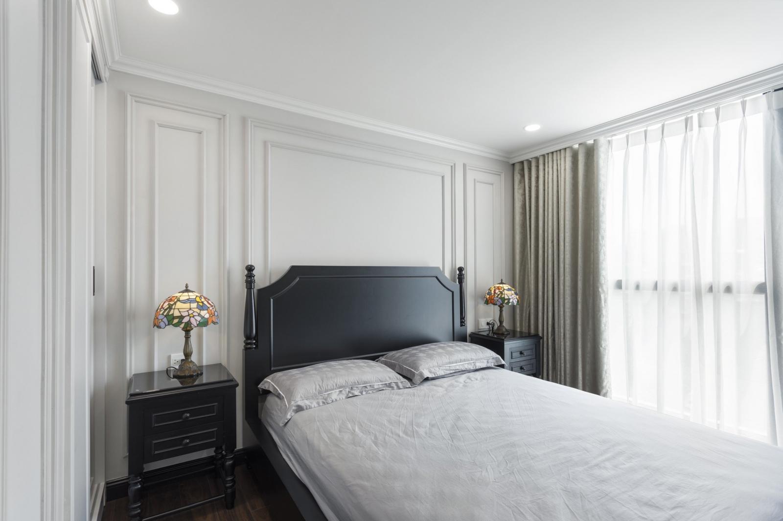 Một trong 4 phòng ngủ được thiết kế theo phong cách Indochine tối giản, mang đến sự thư thãi, dễ chịu cho chủ nhân căn phòng.