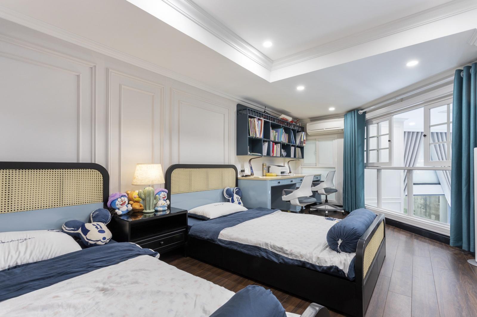 Phòng ngủ cho các con đẹp Phòng ngủ cho các con với hai giường đôi rộng rãi, thoải mái. Căn phòng tận dụng được tối đa ánh sáng tự nhiên nhờ khung cửa kính cao rộng.