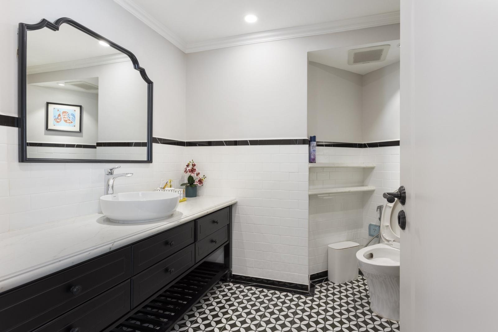 Phòng tắm phong cách Đông Dương Một phòng tắm khắc với thiết kế nội thất phong cách Đông Dương sang trọng.