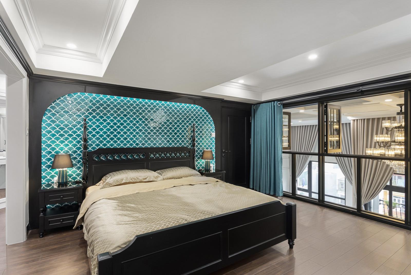 Phòng ngủ ấn tượng trong căn hộ Duplex Một phòng ngủ khác với tường đầu giường được decor vô cùng ấn tượng. Sắc xanh ngọc dịu mắt kết hợp ăn ý với tông màu gỗ đen và chất liệu kính trong suốt.