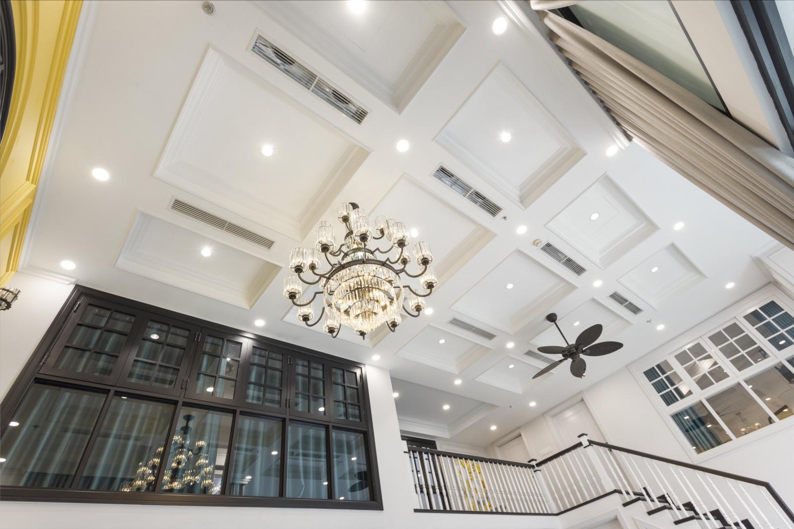 Trần căn hộ cao thoáng Trần căn hộ cao thoáng với hệ thống đèn LED âm trần ánh sáng trắng sang trọng, hiện đại.