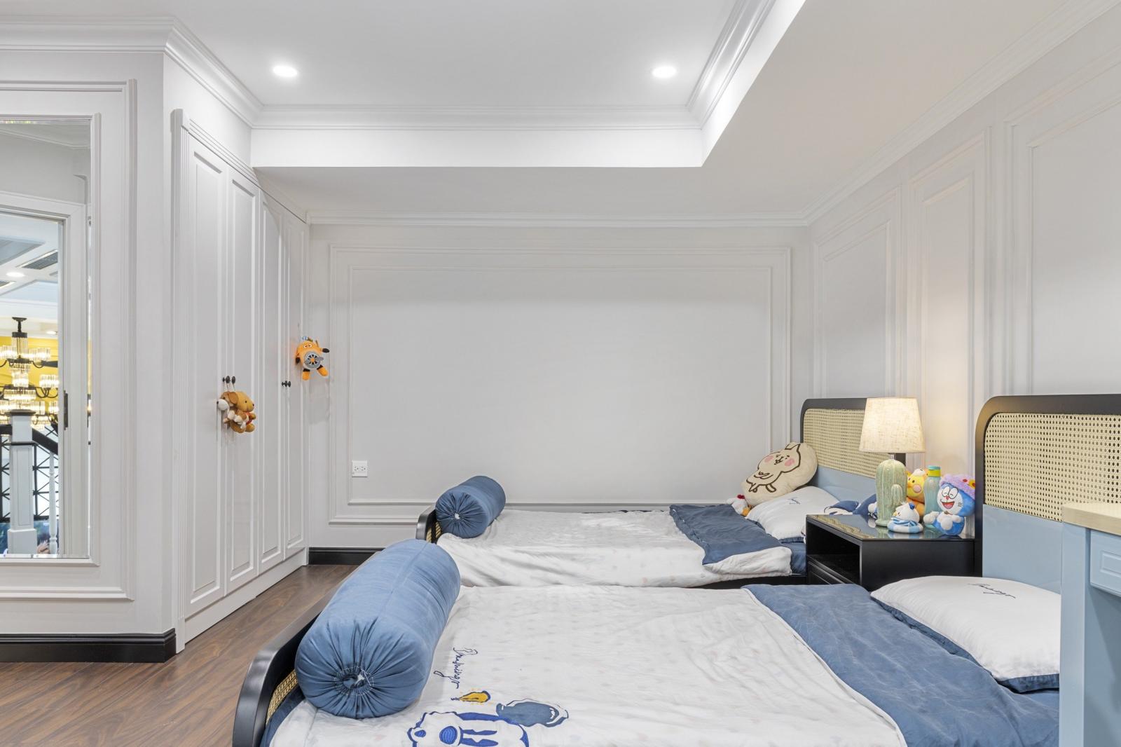 Phòng ngủ tông màu trắng chủ đạo toàn cảnh phòng ngủ với 2 giường đôi, tủ âm tường màu trắng