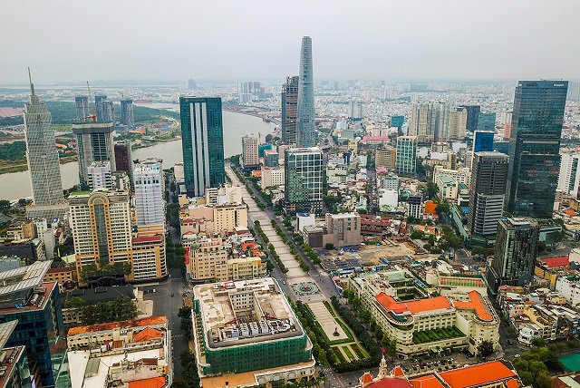 hình ảnh một góc TP.HCM bên sông với nhiều tòa nhà chung cư cao tầng, khu thấp tầng, cây xanh
