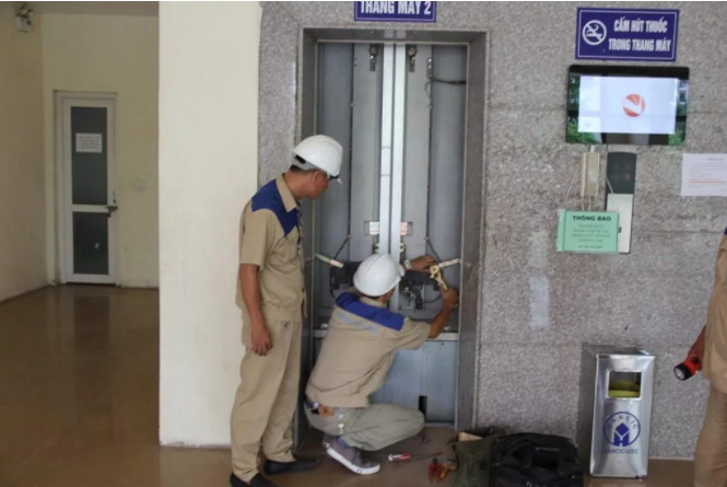hình ảnh thợ thi công sửa chữa, bảo trì thang máy chung cư