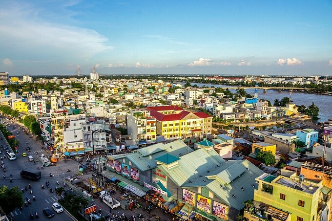 hình ảnh một góc TP. Cần Thơ nhìn từ trên cao với các tòa nhà cao tầng, thấp tầng xây dựng ven sông