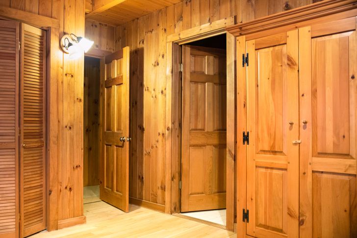cận cảnh bên trong nhà toàn bằng gỗ cho tường, trần, cửa ra vào