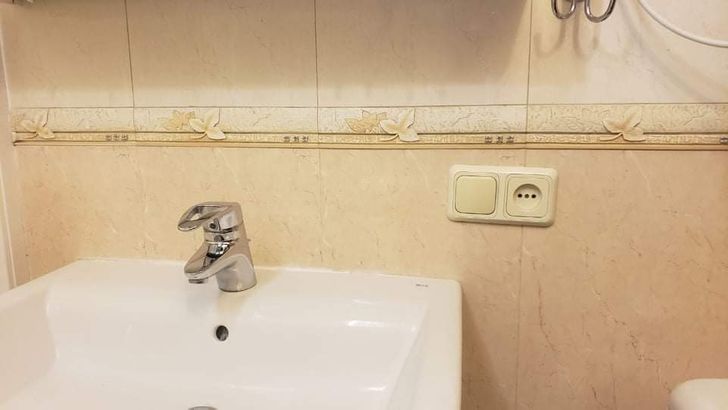 hình ảnh cận cảnh phòng tắm với gạch đường viền ốp tường