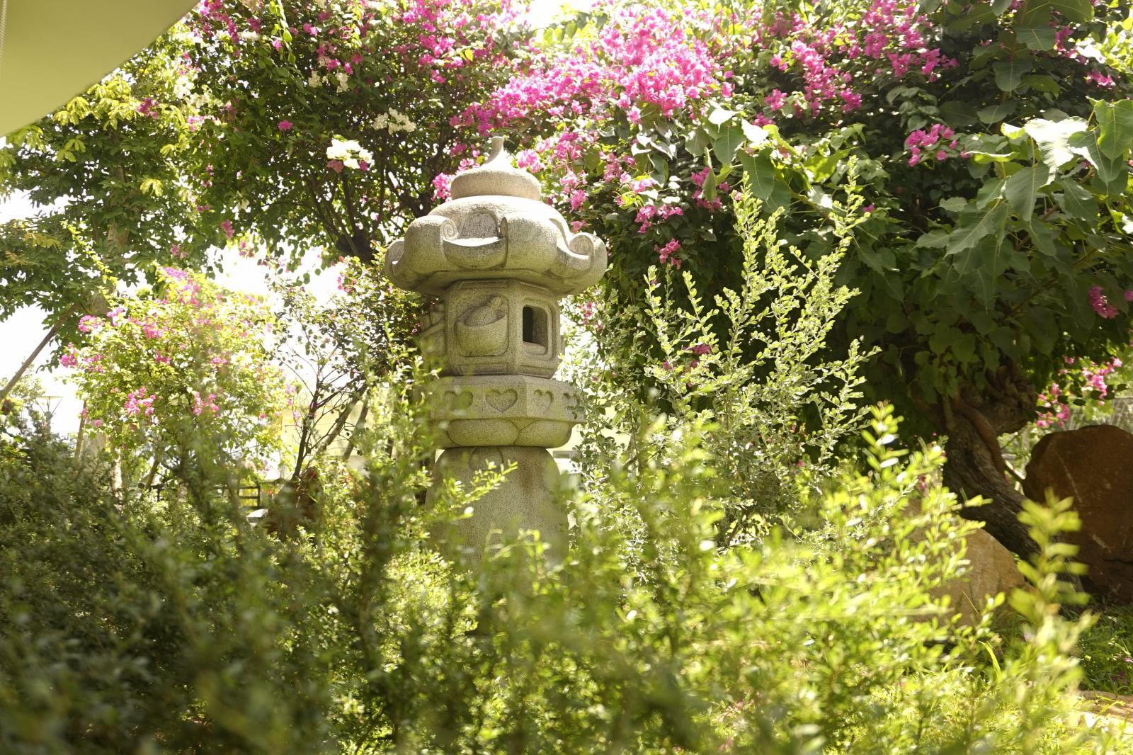 Cây cối tươi xanh trong hoa viên nghĩa trang Sala Garden