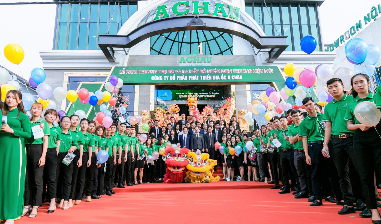 rất nhiều người đứng chụp ảnh trước t&ograve;a nh&agrave;
