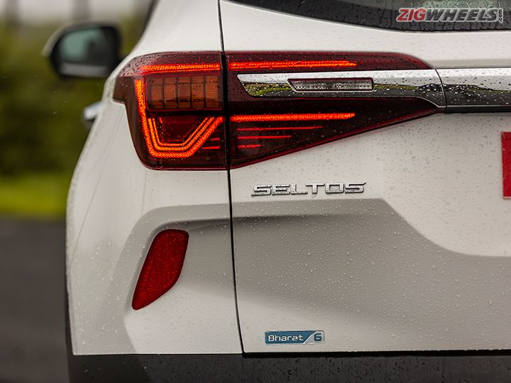 Kia Seltos 2021 tăng t&iacute;nh năng sẵn tăng lu&ocirc;n gi&aacute;.