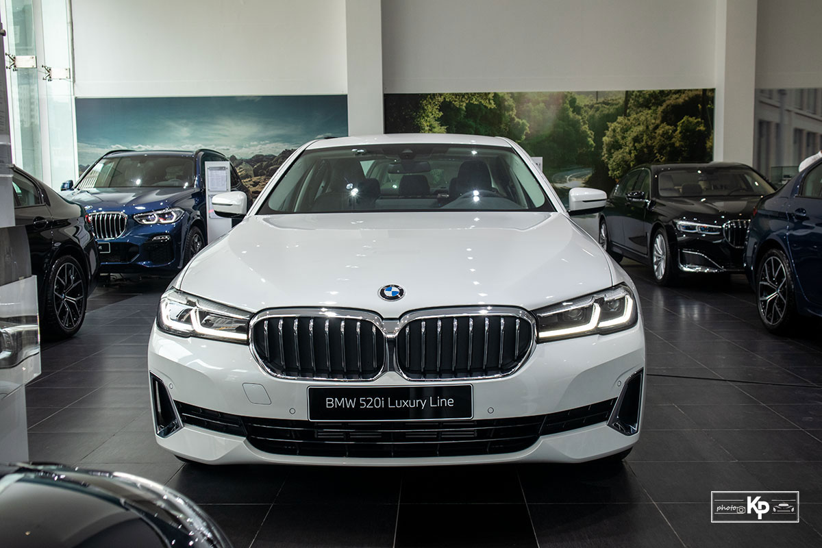 Chốt giá gần 2,5 tỷ đồng, BMW 520i Luxury 2021 có gì để đấu Mercedes-Benz E200 Exclusive a7