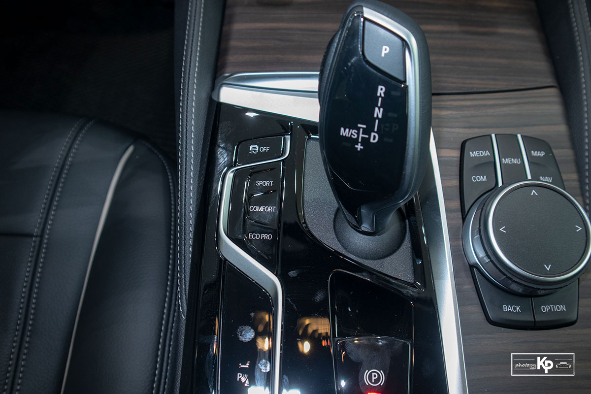 Chốt giá gần 2,5 tỷ đồng, BMW 520i Luxury 2021 có gì để đấu Mercedes-Benz E200 Exclusive a118