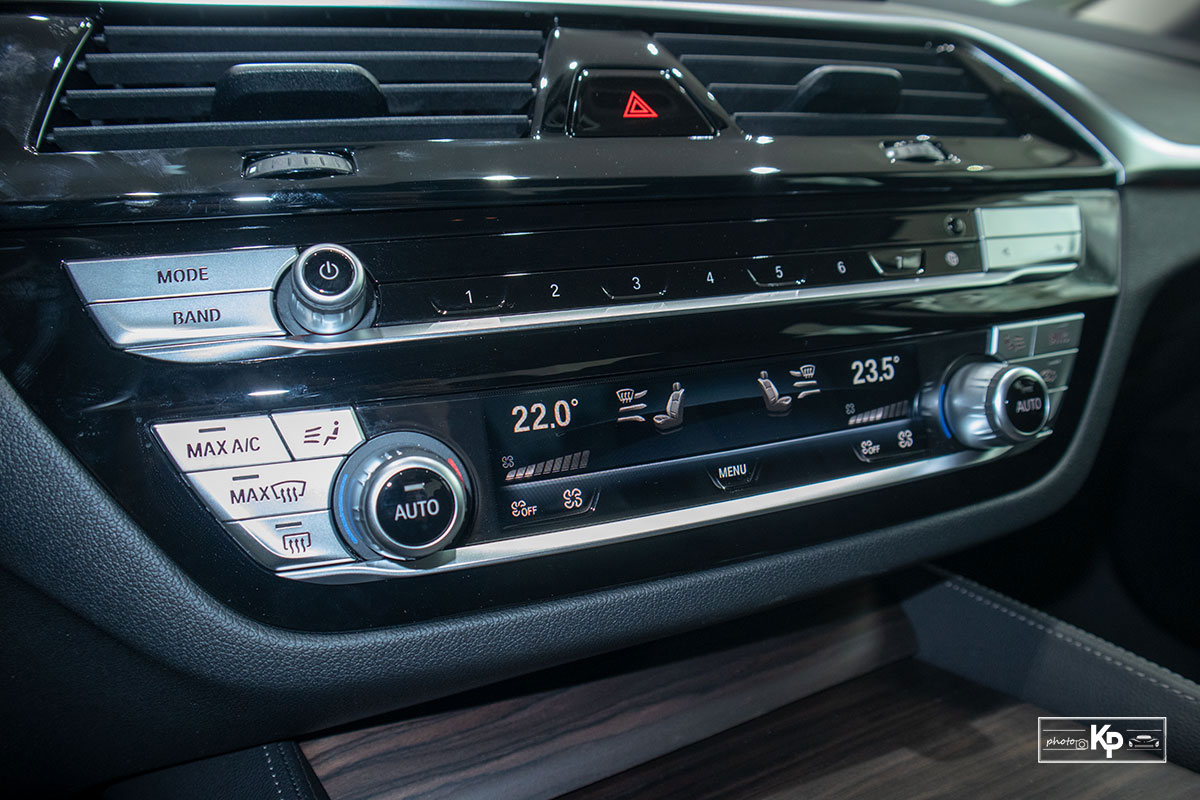 Chốt giá gần 2,5 tỷ đồng, BMW 520i Luxury 2021 có gì để đấu Mercedes-Benz E200 Exclusive a20