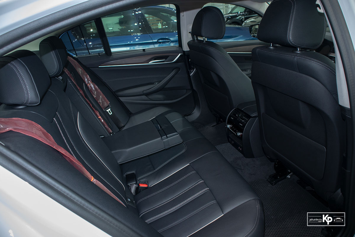 Chốt giá gần 2,5 tỷ đồng, BMW 520i Luxury 2021 có gì để đấu Mercedes-Benz E200 Exclusive a16