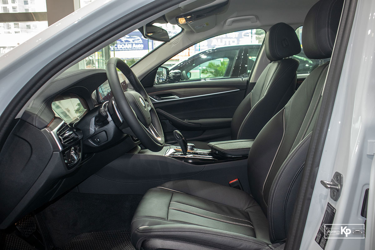 Chốt giá gần 2,5 tỷ đồng, BMW 520i Luxury 2021 có gì để đấu Mercedes-Benz E200 Exclusive a18