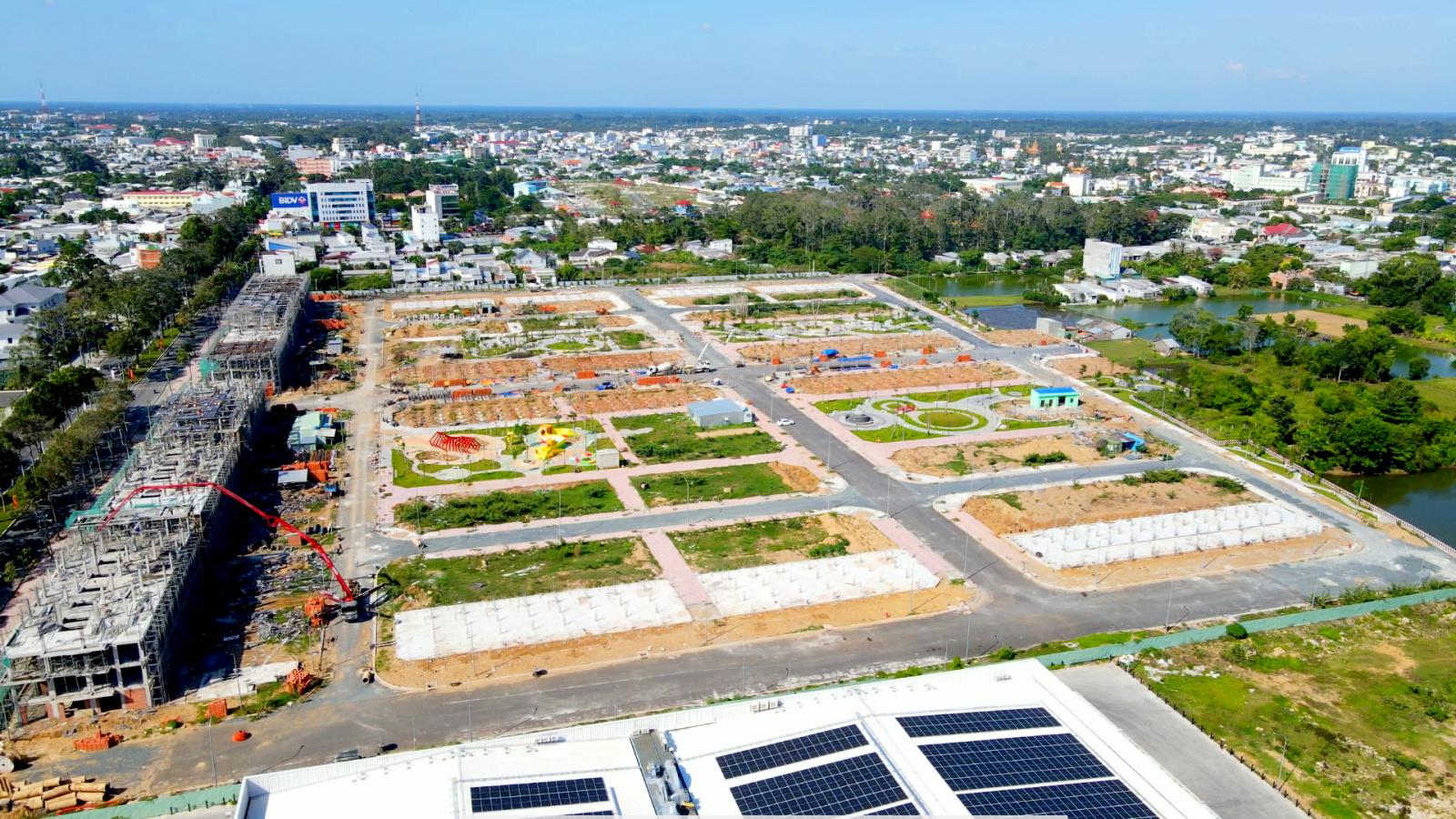 khu đất trống nằm trong th&agrave;nh phố