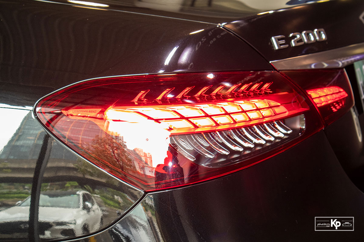 Mercedes-Benz E200 Exclusive 2021 gi&aacute; hơn 2,3 tỷ đồng c&oacute; g&igrave; đặc biệt? a12