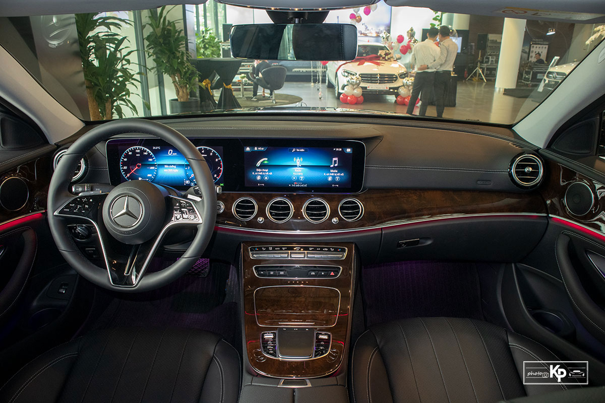 Mercedes-Benz E200 Exclusive 2021 gi&aacute; hơn 2,3 tỷ đồng c&oacute; g&igrave; đặc biệt? a3