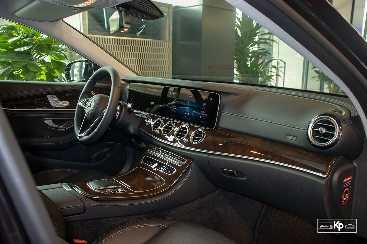 Mercedes-Benz E200 Exclusive 2021 gi&aacute; hơn 2,3 tỷ đồng c&oacute; g&igrave; đặc biệt? a14