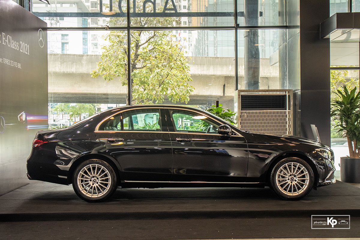 Mercedes-Benz E200 Exclusive 2021 gi&aacute; hơn 2,3 tỷ đồng c&oacute; g&igrave; đặc biệt? a6