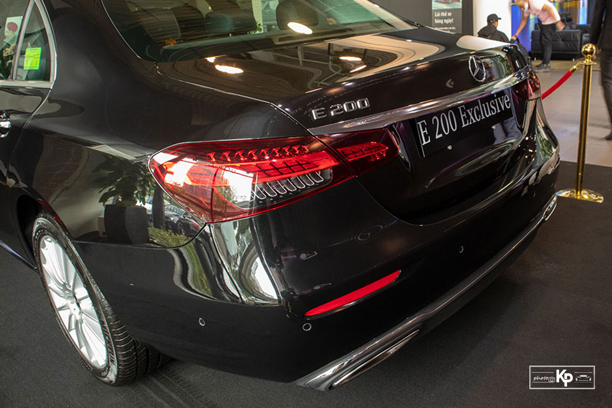 Mercedes-Benz E200 Exclusive 2021 gi&aacute; hơn 2,3 tỷ đồng c&oacute; g&igrave; đặc biệt? a13