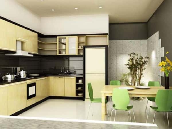 Trong nhà ống 3,5 tầng, phòng bếp ăn được tích hợp trong cùng một không gian với điểm nhấn là những chiếc ghế màu xanh lá mát mắt.